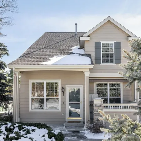 Nest out west in this professionally designed 2 BD/3 BA townhome. Sleeps 6.