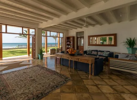 Family Beach Villa Located on An Incredible Beach Отели рядом с достопримечательностью «Си Тертл Хатчери - Хабарадува»