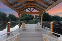 Shady Daze: Waterfront Home w/ Deck, Hot Tub & Lake Views Hotels in Lake Norman of Catawba