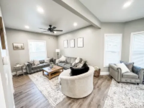 Midtown Oasis - Walkable to Blackstone - Within 5 Minutes of Downtown -Sleeps 12