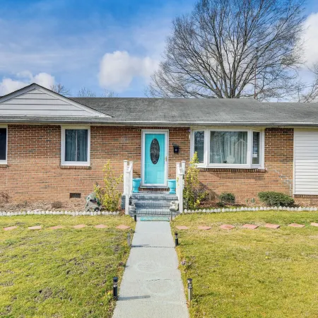 Colonial Heights Home w/ Large Yard & BBQ Grill!