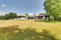 Indoor Pool: Peaceful Oasis in Hitchcock!