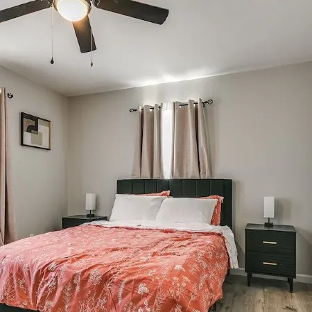 Luxury Downtown Retreat - Walk to Main St - New Stylish & Comfy!