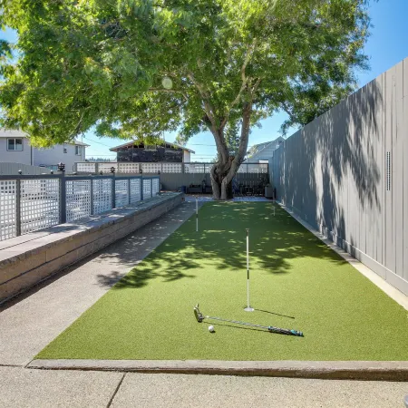 North Bend Home w/ Cornhole Court & Putting Green