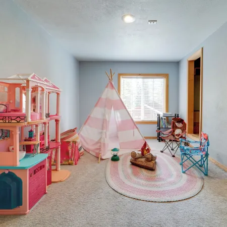 4 Mi to Downhill Ski Resort! Spacious Family Haven