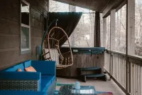 Cozy Cabin with King Suite, Hot Tub, Gas Fireplace, Fire Pit, Grill & Games