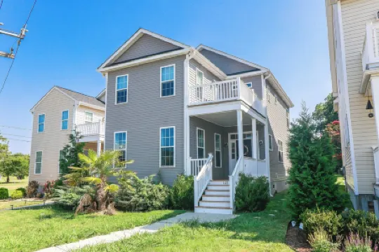 4 Bedroom Cottage - 5 Minutes from both beaches