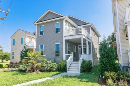 4 Bedroom Cottage - 5 Minutes from both beaches