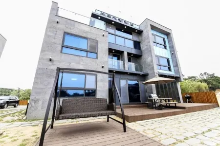 Ulsan (Ganjeolgot) Calmare Pension Отели рядом с достопримечательностью «Jinha Beach»