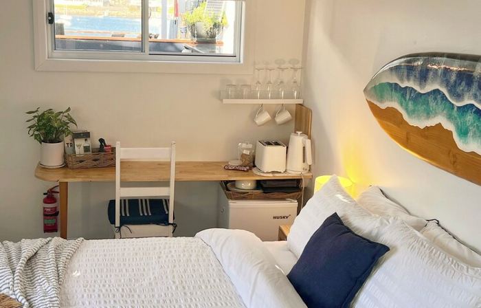 Waterfront Studio Rm / Ensuite/BBQ/Fire Pot/ Stunning Views/Secure Parking
