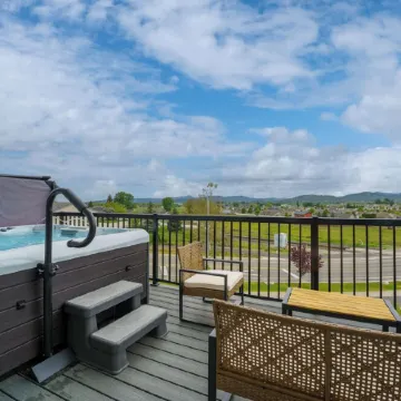Golf Retreat • Hot Tub, EV Charger & DreamCloud Comfort • New Single-Level Home