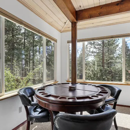 Hall Court Manor - Hot Tub, Pet Friendly, Pool Table!