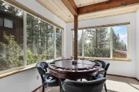 Hall Court Manor - Hot Tub, Pet Friendly, Pool Table!