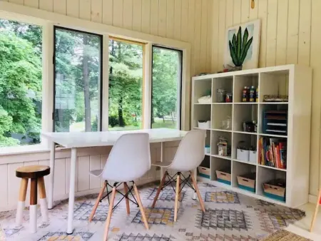 Stylish Mid-century Modern Berkshires Cape Отели рядом с достопримечательностью «Государственный заповедник Октобер Маунтин»