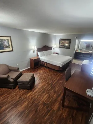 Country Inn Lampasas Hotels near Marigolds Antiques & More