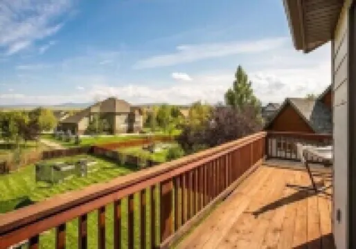 Large home w/ hot tub, cinema, bar/game room