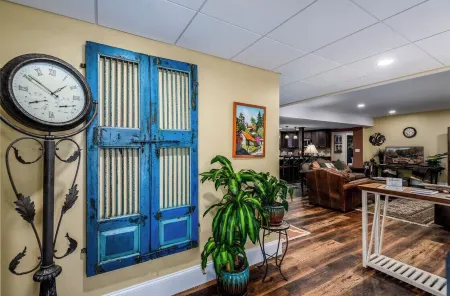 Blue Door Guesthouse – Gorgeous & Spacious 2Br/2BA Pool-Level Retreat