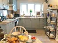 Cosy townhouse in heart of Pembroke. Sleeps 4, pet-friendly!