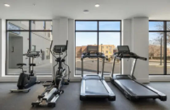 Cozy 1 King BR, Gym, Free Parking, 8mins Train