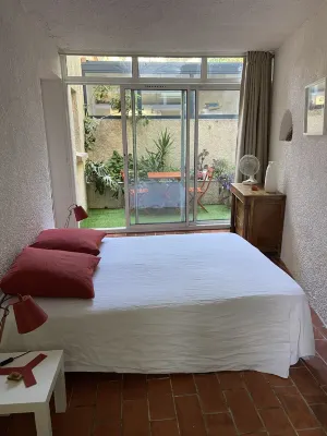 Bel Appartement Entièrement Rénové Grand Jardin Privatif Proche Plage et Port