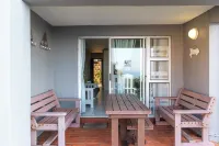 Seaview, 6 sleeper, secure complex with amenities, direct beach access and WiFi Hotels in Kingsburgh