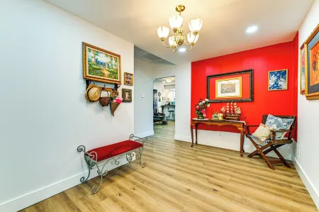 Weekend Getaway in Cornelius Walk to Dining!