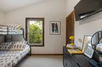 Cozy Pocono Chalet  Hot Tub, Fireplace, Near Ski Resorts & Lake Access