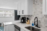 Shared Outdoor Amenities and Fully Equipped Kitchen - Cozy Retreat Hotel a Hillsborough County