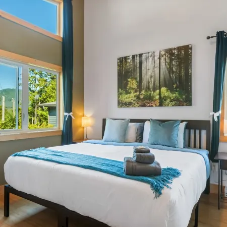 Panoramic Rainforest & Ocean Views, Fire Pit & EV Plug in Ucluelet