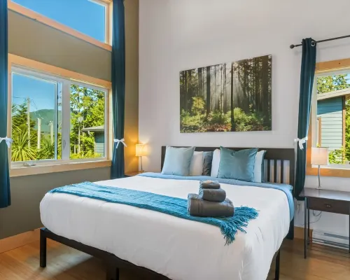 Panoramic Rainforest & Ocean Views, Fire Pit & EV Plug in Ucluelet Hotels in Ucluelet