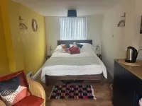 Bespoke studio with patio, driveway parking, sea, South Downs on the doorstep, Các khách sạn ở Seaford