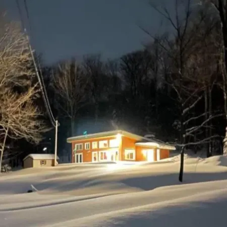 Frank Lloyd Wright Inspired, Private, Mountain Views, Easy Access & Parking
