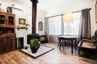 Cozy Studio with Kitchenette and Smart TV - Charming Urban Retreat Hotels in 