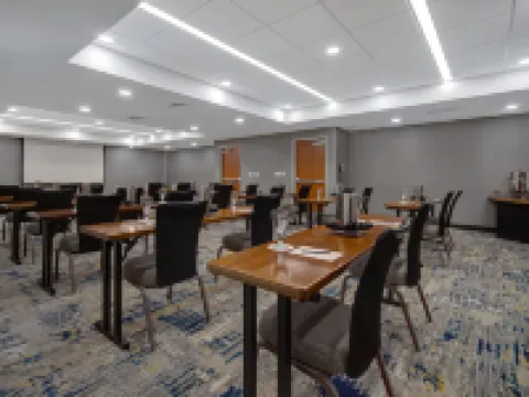 Embassy Suites by Hilton Detroit Metro Airport Hotel di Romulus