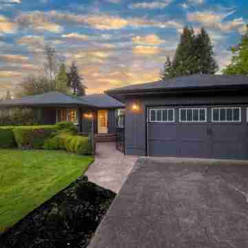 Premier Location: Group-Friendly, Walk to Autzen! Hotel Exterior