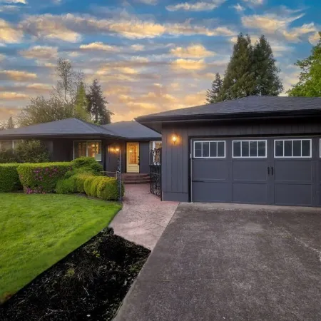 Premier Location: Group-Friendly, Walk to Autzen!