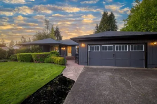 Premier Location: Group-Friendly, Walk to Autzen!