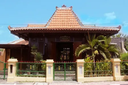 4-bedroom villa in terrific Jogja with AC Отели рядом с достопримечательностью «Keraton Ngayogyakarta Hadiningrat»