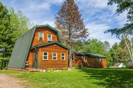 Spacious 5-bedroom house in serene Clam Lake with WiFi