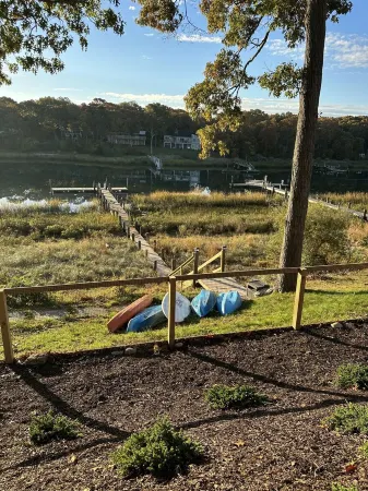 Inn The Vineyard: Secluded Waterfront Family Vacation Home in Mattituck Отели в г. Мэттитак