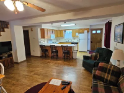 Charming 3-bedroom house in Pleasant Lakeview with AC, WiFi