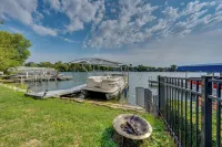 Lakefront Wisconsin Escape w/ Boat Dock & Kayaks! - Homestays