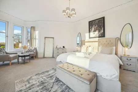 Large Terrace Home with Parking Отели рядом с Аэропорт Глазго Прествик