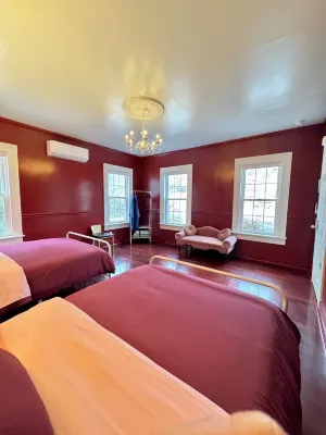 Blueberry House, Victorian Elegance Meets Modern Comfort 햄든 호텔