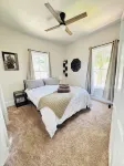 Sunny 5-bedroom Family Central Florida Getaway - AC, WiFi & Private Garden