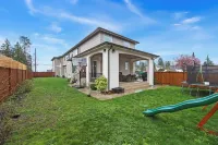 Spacious 5BR Retreat New Seattle