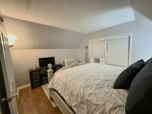 Charming 2-bedroom apartment with WiFi, AC in Sandusky