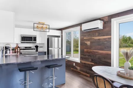 Dieppe Charm Suites, 3 BDRM, Close to Local Market Отели в г. Дьеп