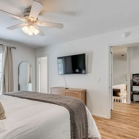 Edmond Bungalow: Cute 2 BR + Bonus Game Room with Futon