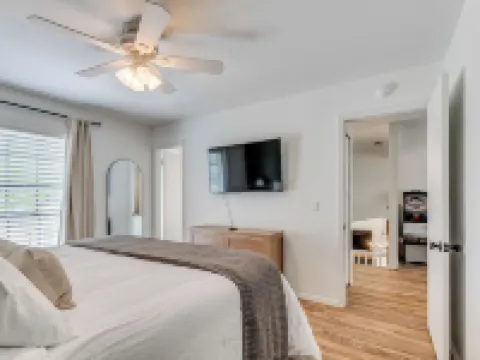 Edmond Bungalow: Cute 2 BR + Bonus Game Room with Futon